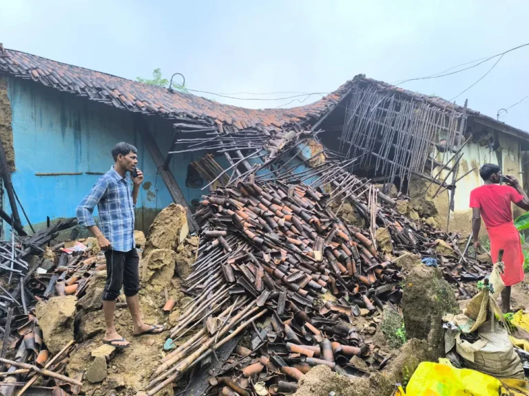 रांची में जर्जर स्कूल भवन ढहा, एक की मौत, तीन गंभीर घायल – टंगराटोली के लोग बोले, “कब जागेगा प्रशासन?”