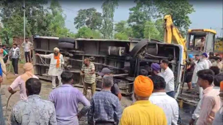 पंजाब के होशियारपुर में भीषण सड़क हादसा, पलटी बस में 8 की मौत, 20 से ज्यादा घायल