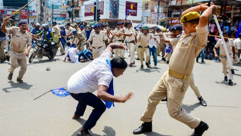 भारत बंद का असर: कई राज्यों में जनजीवन प्रभावित, पुलिस ने प्रदर्शनकारियों को किया हिरासत में