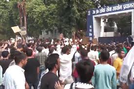 हमीरपुर: आरओ-एआरओ परीक्षा के दौरान कलावा काटने के निर्देश पर छात्र ने किया विरोध