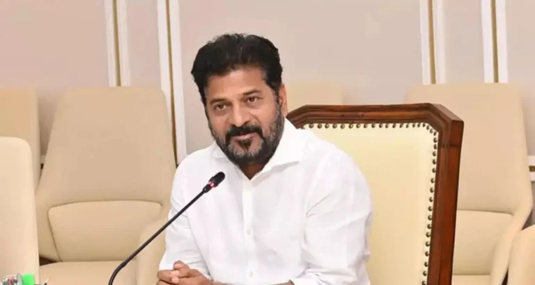 तेलंगाना CM रेवंत रेड्डी का विवादित बयान, बोले – “इंदिरा कैंटीन का विरोध करने वालों को कपड़े उतारकर पीटना चाहिए”